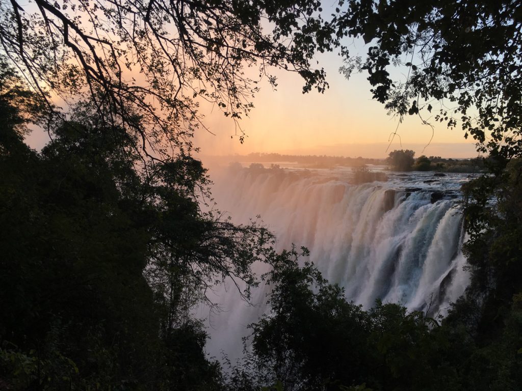 Émerveillement Naturel : Découvrez le Spectacle des Chutes Victoria avec Hors Pistes Afrique Australe