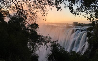 Émerveillement Naturel : Découvrez le Spectacle des Chutes Victoria avec Hors Pistes Afrique Australe