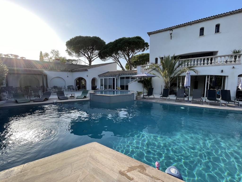 Vacances en famille dans un hôtel confortable à Valescure